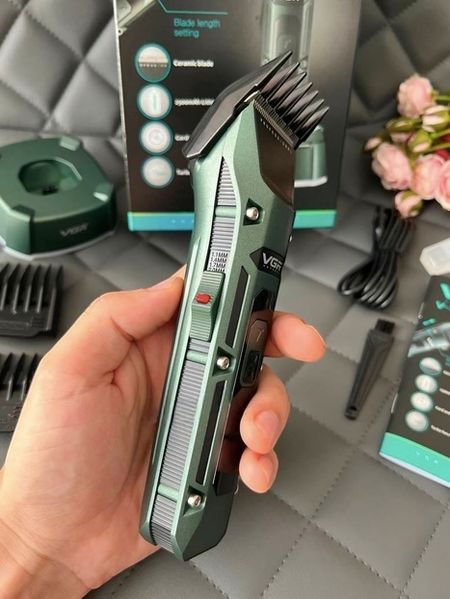 Бездротова машинка для стрижки VGR V-696 &mdash; тример для волосся, бороди та вусів, з підставкою АP-171 фото